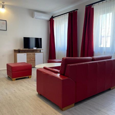 Newly Renovated 2 Rooms Apartment Downtown Nitra Bagian luar foto