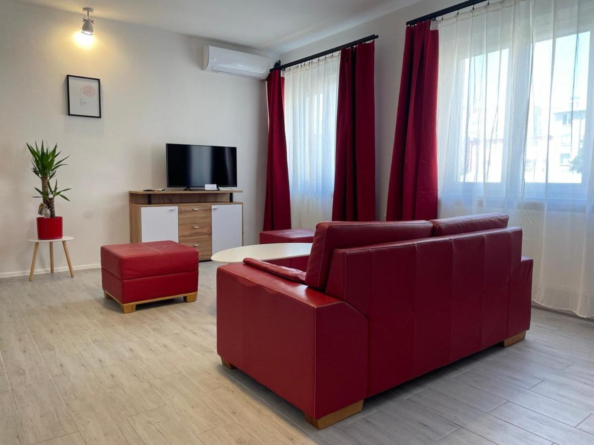 Newly Renovated 2 Rooms Apartment Downtown Nitra Bagian luar foto