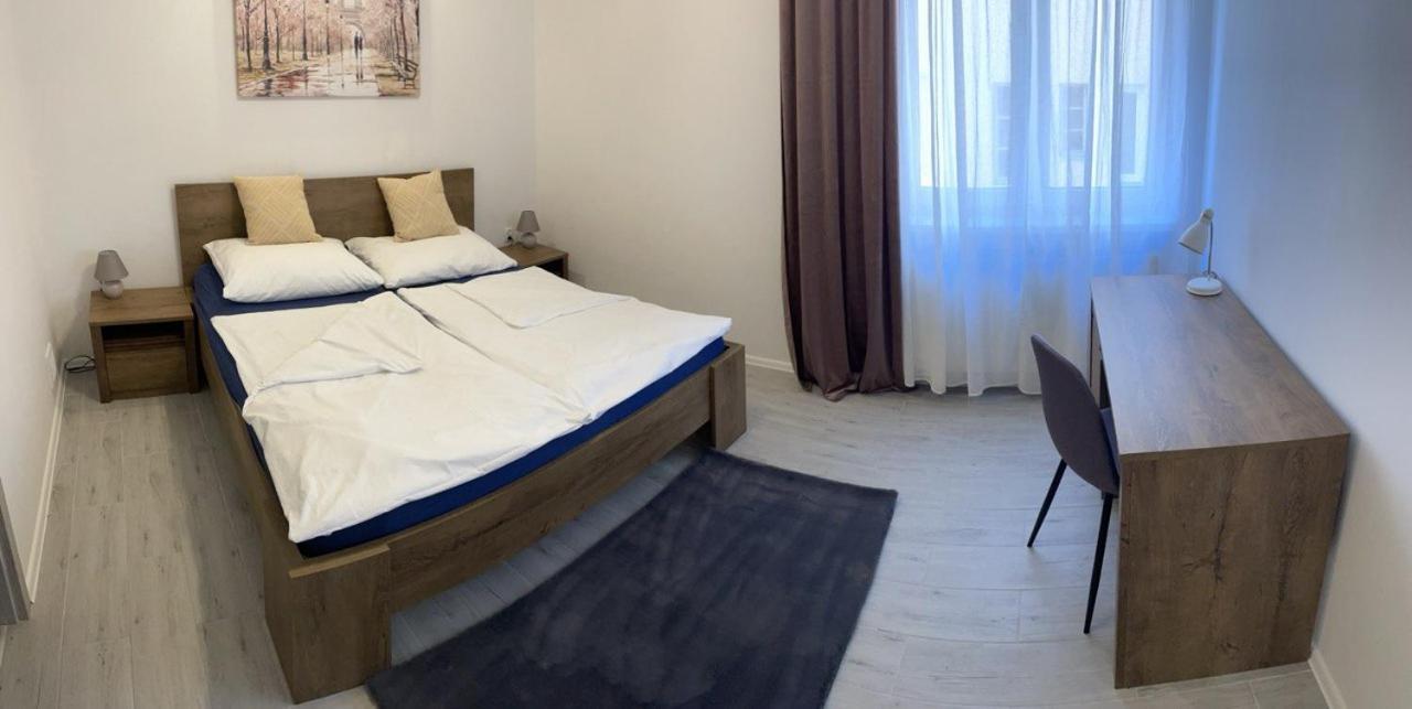 Newly Renovated 2 Rooms Apartment Downtown Nitra Bagian luar foto