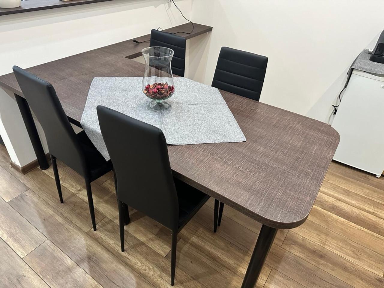 Newly Renovated 2 Rooms Apartment Downtown Nitra Bagian luar foto