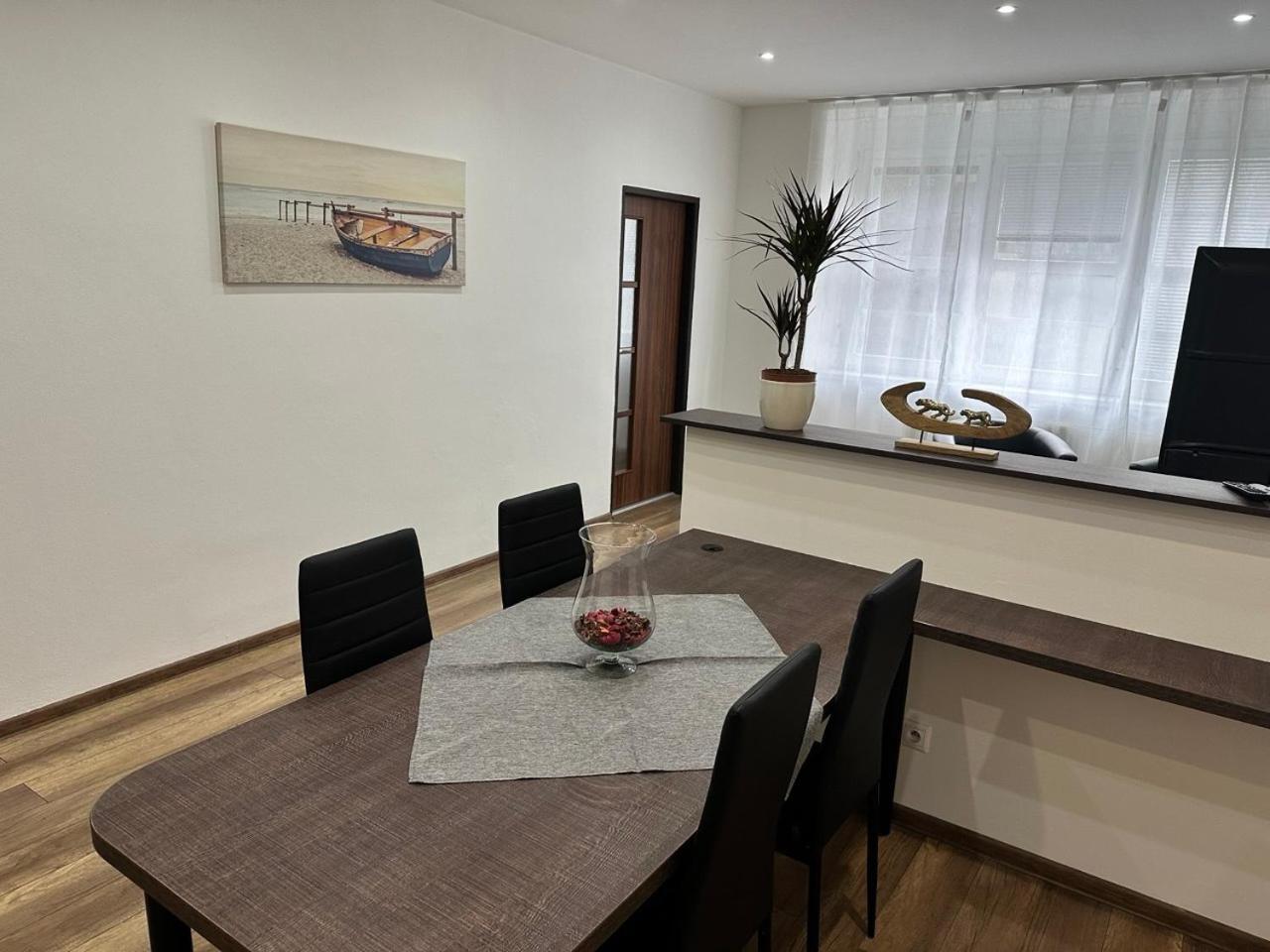 Newly Renovated 2 Rooms Apartment Downtown Nitra Bagian luar foto