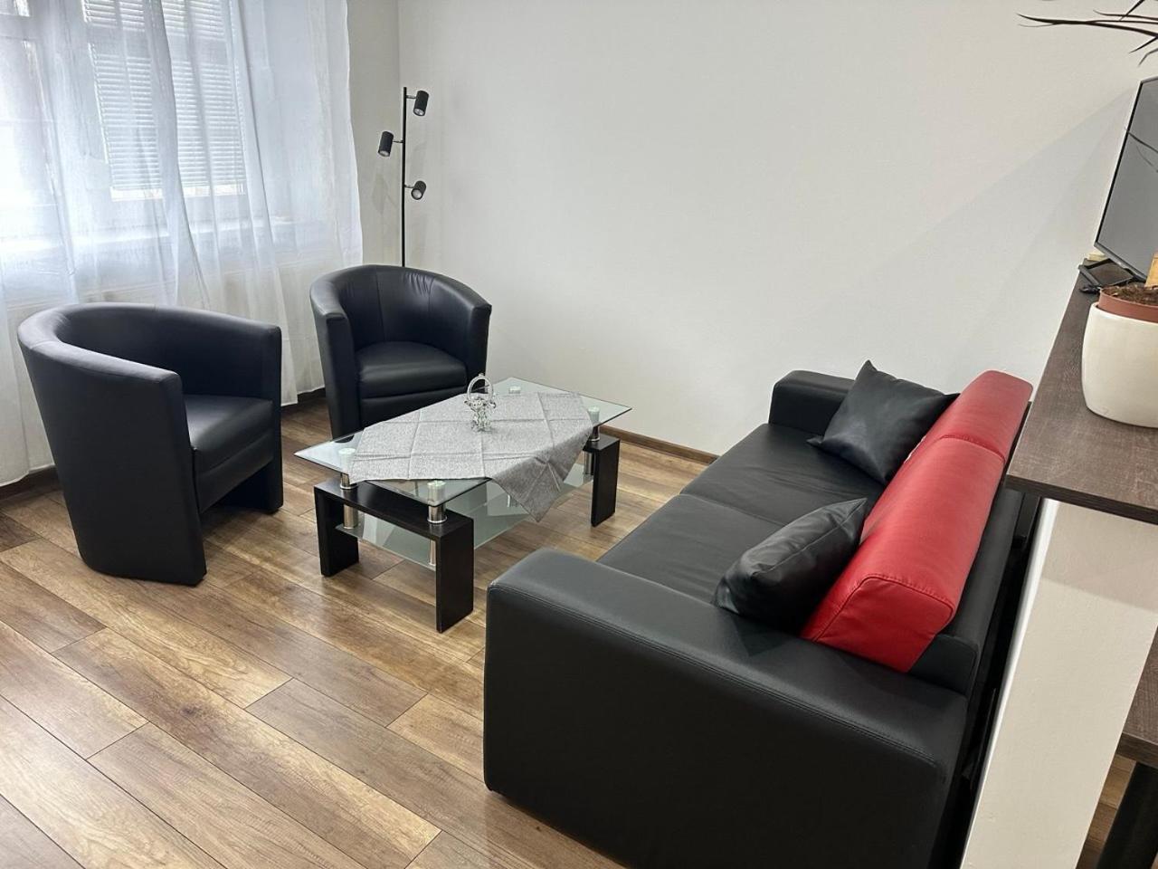 Newly Renovated 2 Rooms Apartment Downtown Nitra Bagian luar foto